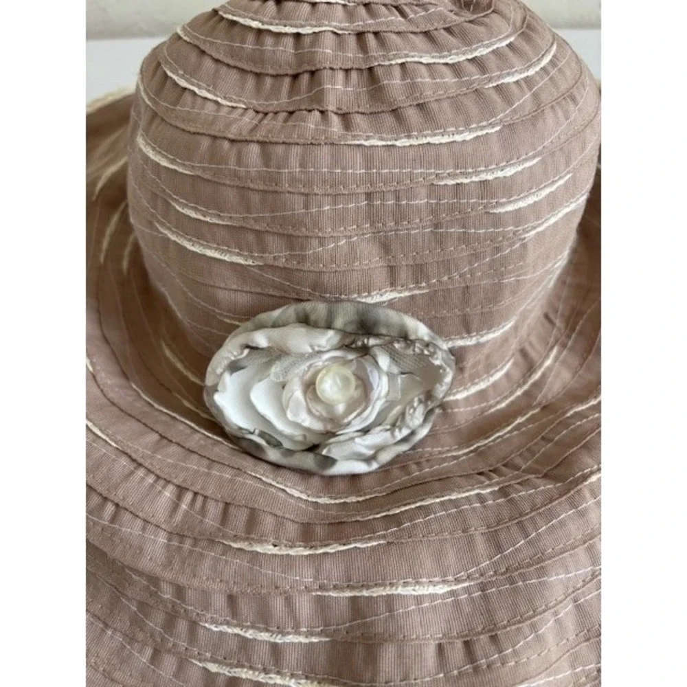 Sunday Afternoons Womens Wide Brim Sun Hat Brown Lace Flower Chin Strap Packable